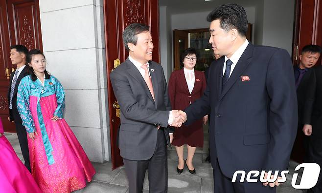2일 오전 남북평화협력기원 남측예술단을 인솔하는 도종환 문화체육관광부 장관이 평양 만수대의사당에서 김일국 체육상과 면담을 마친 뒤 인사하고 있다. 2018.4.2/뉴스1 © News1 평양공연 사진공동취재단