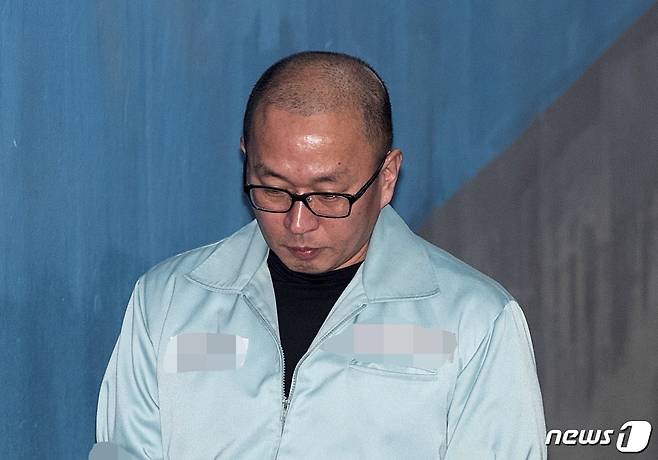 차은택 전 창조경제추진단장이 2일 오후 서울 서초구 서울고등법원에서 열리는 '국정농단 사건' 관련 특정경제범죄 가중처벌법상 횡령 등 항소심 1회 공판에 출석하고 있다. 2018.4.2/뉴스1 © News1 이승배 기자