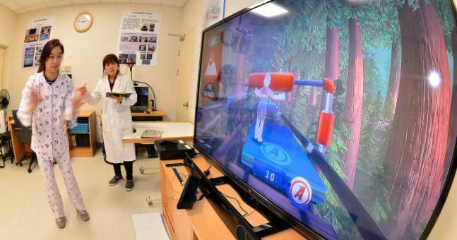 분당서울대병원에서는 가상현실(VR) 기술을 활용해 환자 재활치료를 돕는다.