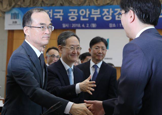 문무일 검찰총장이 2일 오전 대검에서 열린 제7회 지방선거 대비 전국 공안 부장검사 회의에서 참석자들과 악수하고 있다. 연합뉴스