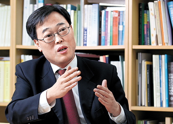‘재벌 저격수’ ‘금융권 저승사자’로 불리는 김기식(52) 전 의원이 금융감독원장에 임명됐다. 1999년 1월 통합 금감원 출범 이후 시민단체나 정치인 출신이 원장이 된 것은 처음이다. [중앙포토]