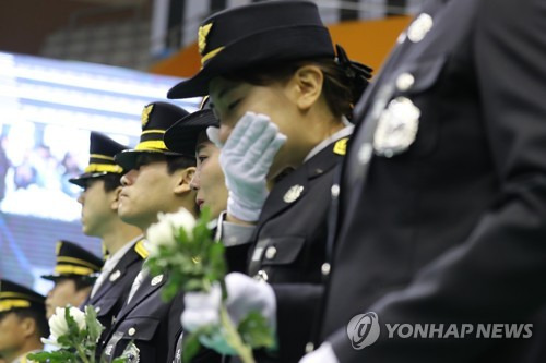 동료 잃은 슬픔 (아산=연합뉴스) 양영석 기자 = 2일 충남 아산 이순신체육관에서 열린 순직 소방공무원과 임용 예정 교육생의 합동 영결식을 찾은 동료 소방관들이 국화를 들고 슬퍼하고 있다. 소방관과 소방관 임용 예정 교육생 등 3명은 지난 30일 43번 국도변에서 개 포획활동을 벌이던 중 25t 화물차가 추돌한 소방펌프카에 치여 숨졌다. 2018.4.2 youngs@yna.co.kr