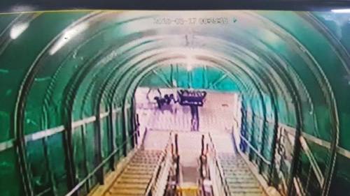 훼손되는 장면이 담긴 CCTV 장면 [부산 중부경찰서 제공=연합뉴스]