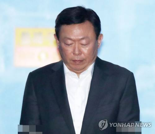 신동빈 롯데그룹 회장 (서울=연합뉴스) 하사헌 기자 = 국정농단 사건과 관련 뇌물공여 혐의로 1심에서 징역 2년6개월 실형을 받고 법정구속된 신동빈 롯데그룹 회장이 지난 2월 13일 오후 서울 서초구 서울중앙지방법원에서 호송차로 향하고 있다. 2018.2.13 toadboy@yna.co.kr