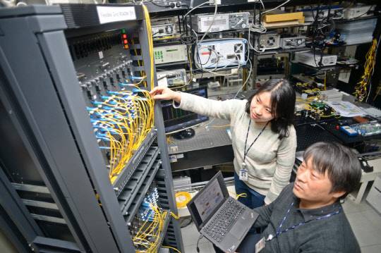 ETRI 연구자들이 광스위칭 시스템인 로뎀 장비에 부품을 끼워 성능 테스트를 하고 있다. 이 부품을 이용하면 로뎀의 데이터 처리용량을 기존보다 3배 이상 높일 수 있다.  ETRI 제공