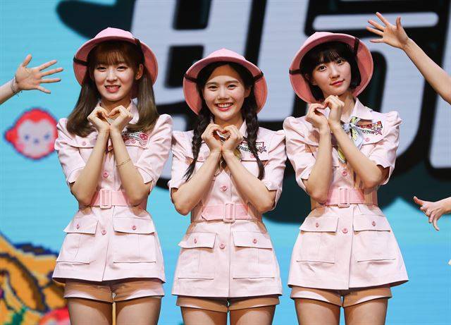 오마이걸의 유닛그룹 '오마이걸 반하나'의 아린, 효정, 비니가 3일 서울 중구 회현동 신세계메사홀에서 열린 오마이걸 반하나 팝업 앨범 '바나나 알러지 원숭이' 쇼케이스에서 포즈를 취하고 있다.연합뉴스