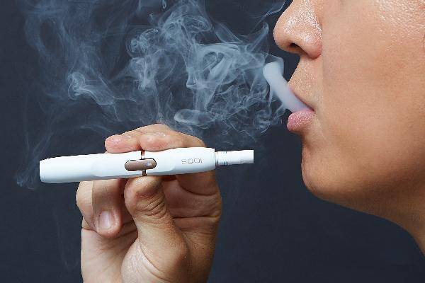아이코스의 유해성 논란이 뜨거운 가운데, 유해물질 발생량과 신체에 미치는 영향에는 큰 차이가 없다는 근거가 속속 등장하고 있다./헬스조선DB