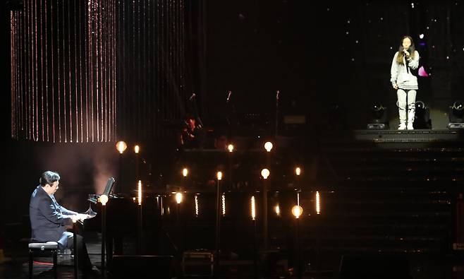 1일 오후 평양 동평양대극장에서 '봄이 온다'라는 주제로 열린 '남북평화협력기원 남측예술단 평양공연' 최종 리허설에서 김광민과 정인이 공연하고 있다. [뉴스1]