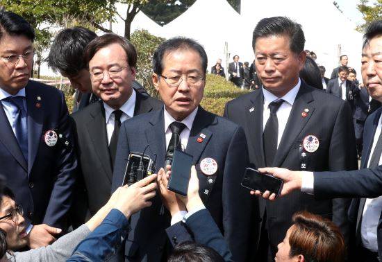 홍준표 자유한국당 대표가 3일 오전 제주특별자치도 제주4·3 평화공원에서 열린 제70주년 4·3 희생자 추념식에 참석해 행사 후 기자들의 질문에 답하고 있다. 제주=뉴시스
