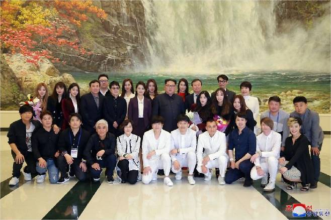 김정은 북한 노동당 위원장이 지난 1일 동평양대극장에서 열린 남측 예술단 공연 ‘봄이 온다’를 관람한 뒤 남측 예술단 출연자들과 기념촬영을 하고 있다.