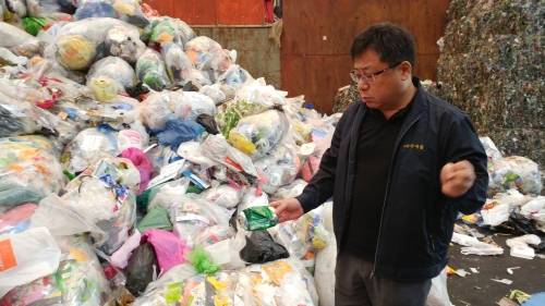 전재범 대성환경 대표가 3일 비닐쓰레기 야적장에서 발견한 페트병을 들고 있다.