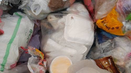 3일 인천 서구 대성환경의 쓰레기 야적장에 분리되지 않은 스티로폼이 그대로 버려져 있다.