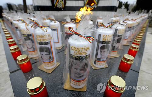 루마니아 혁명 희생자를 추모하는 촛불 [EPA=연합뉴스 자료사진]