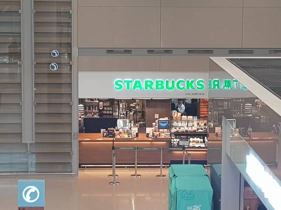 인천공항 2터미널 스타벅스 매장은 손님이 없어 주문 코너에 나와 서 있는 직원조차 없다. 함종선 기자