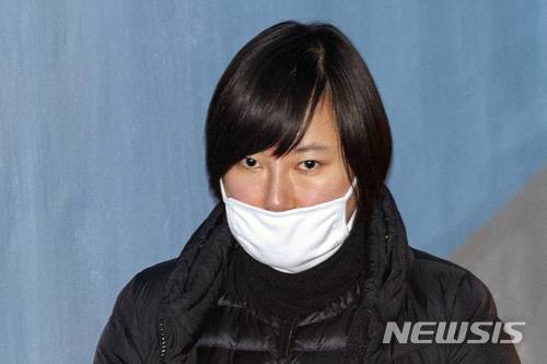 【서울=뉴시스】김선웅 기자 = 박근혜 정부의 비선실세 최순실 씨의 조카 장시호 씨가 지난 3월7일 오전 서울 서초구 서울고등법원에서 열린 '국정농단 사건' 항소심 2차 공판에 출석하고 있다. 2018.03.07. mangusta@newsis.com