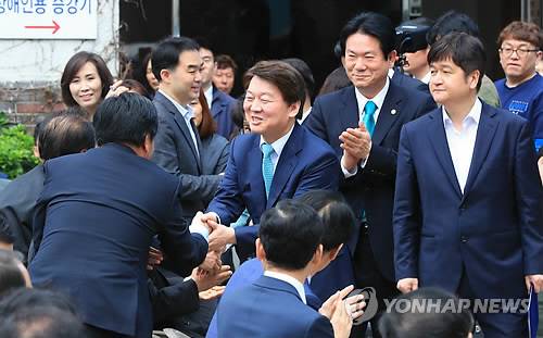 안철수, 서울시장 출마의 길로 (서울=연합뉴스) 한종찬 기자 = 바른미래당 안철수 인재영입위원장이 4일 오전 서울시의회 본관 앞에서 '6·13 지방선거' 서울시장 출마선언에 앞서 참석자들과 인사하고 있다.       saba@yna.co.kr