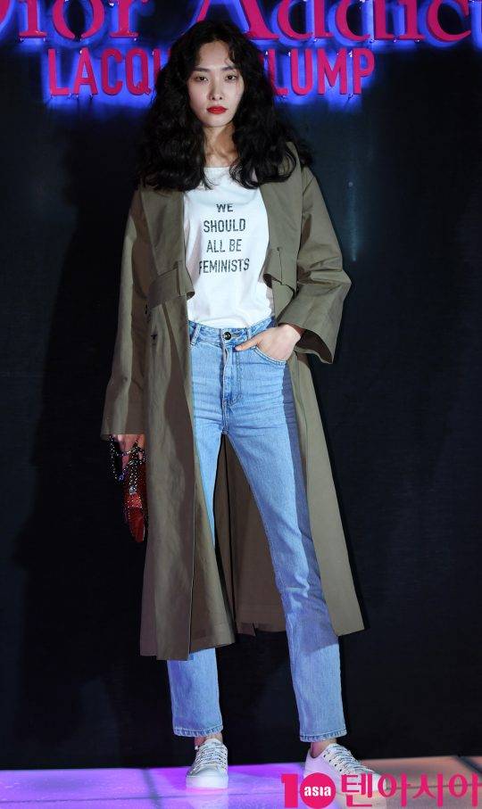 모델 곽진경이 5일 오후 서울 강남구 신사동 S653에서 열린 ‘디올 어딕트 라커 플럼프’ 론칭 파티에 참석하고 있다.