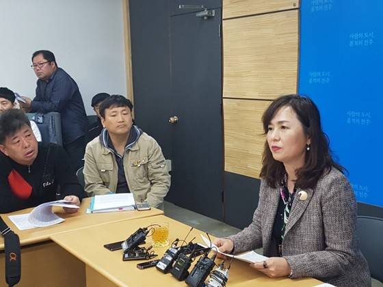 전주시로부터 명예훼손 혐의로 고발된 공지영 작가가 3일 전주시청 브리핑룸에서 반박 기자회견을 하고 있다. 전주=김준희 기자