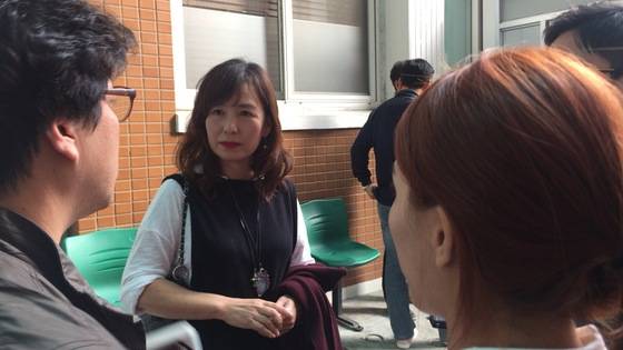 공지영 작가가 지난해 9월 29일 사기 등의 혐의로 기소된 A목사의 1심 재판이 열린 전주지법 3호 법정 앞에서 취재진의 질문에 답하고 있다. 전주=김준희 기자