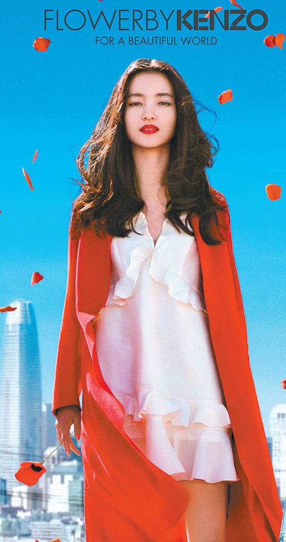 배우 김태리를 모델로 내세운 향수 ‘플라워 바이 겐조’ 포스터.