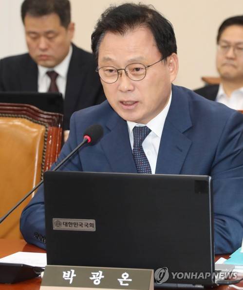 질의하는 박광온 의원 (서울=연합뉴스) 백승렬 기자 = 더불어민주당 박광온 의원이 20일 오전 국회에서 열린 기획재정위원회 기획재정부에 대한 국정감사에서 질의하고 있다. 2017.10.20      srbaek@yna.co.kr