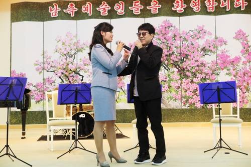 지난 3일 통일전선부 초대소인 미산각에서 열린 우리 예술단 환송 만찬에서 '그 겨울의 찻집'을 함께 노래하는 조용필(오른쪽)과 북한 현송월 삼지연관현악단 단장 [인사이트엔터테인먼트 제공]