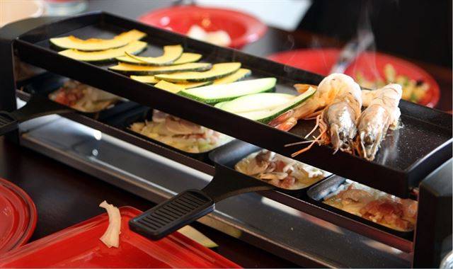 플람스 비스트로에서 선보이는 치즈 요리 라끌레트. 타르트 플람베뿐 아니라 치즈를 이용한 다양한 음식도 즐길 수 있다. 잇쎈틱 제공