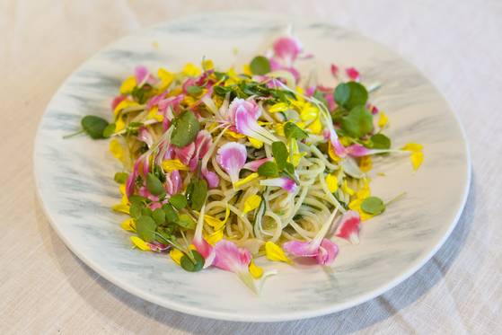 오일 파스타 위에 꽃잎 조금 얹었을 뿐인데 시선을 강탈하는 압도적인 비주얼의 한 접시, 봄꽃 파스타가 만들어졌다. 전유민 인턴기자