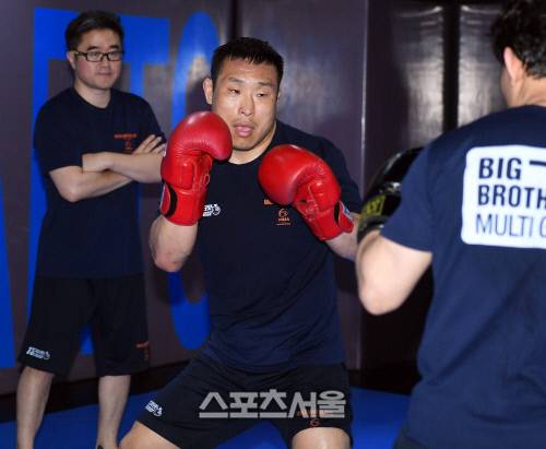 백형욱 사범(왼쪽)의 지도하에 김재영이 동료선수와 스파링을 하고 있다. 이주상기자 rainbow@sportsseoul.com
