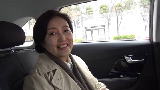 더불어민주당 서울시장 경선후보 박영선 의원이 서울 종로구 조계사로 이동하는 차 안에서 인터뷰하는 모습. 송승환 기자