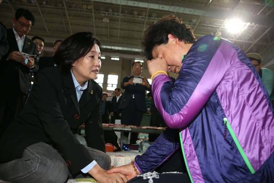 박영선 새정치민주연합 국민공감혁신위원장이 2014년 9월 2일 오후 전남 진도군 진도실내체육관에서 세월호 실종자 가족과 이야기를 하고 있다. [사진공동취재단]