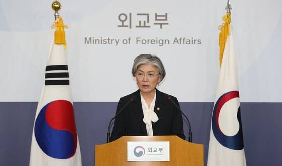 4일 오전 서울 종로구 도렴동 외교부 청사에서 강경화 외교부 장관이 가나 피랍사건 관련 언론 브리핑을 하고 있다. [뉴스1]