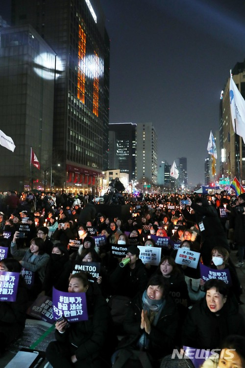 【서울=뉴시스】조성봉 기자 = 23일 오후 서울 종로구 청계광장에서 열린 ‘미투 운동과 함께하는 시민행동, 성차별·성폭력 끝장 문화제’에서 참석자들이 촛불과 손피켓을 들고 '성차별, 성폭력 즉각중단'을 촉구하고 있다.  2018.03.23. suncho21@newsis.com