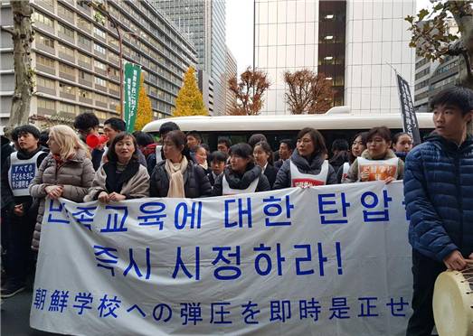 재일동포들의 조선학교 차별반대, 민족교육탄압 중지에 대한 행동은 일본 뿐만이 아니라 한국에서도 진행되고 있다. 매주 금요일 일본대사관 앞에서는 ‘우리학교 시민모임’을 중심으로 재일 조선학교 고교무상화 적용을 촉구하는 ‘금요행동’이 진행중이다 ⓒ조선학교어머니회