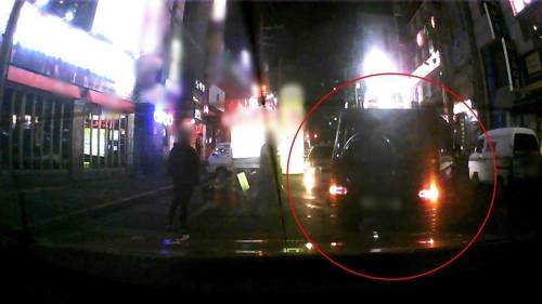 현장 벗어나는 벤츠 차량 [피해자 제공 = 연합뉴스]