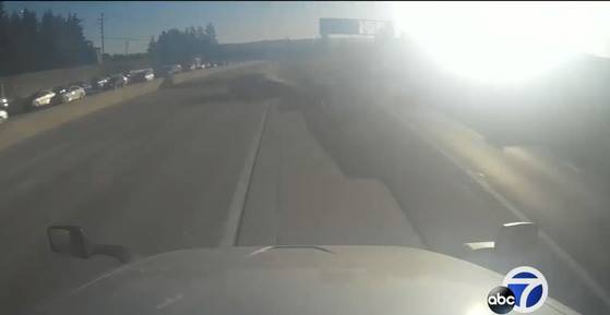 구조차량이 촬영한 지난해 9월 테슬라 자동주행(오토파일럿 모드) 차량의 중앙분리대 충돌사고 현장. 지난달 사망 사고처럼 오전 역광이 내리쬐는 상황에서 발생했다. 2016년 발생한 트레일러 충돌사고도 역광이 원인이었다.[미 ABC 방송 캡처]