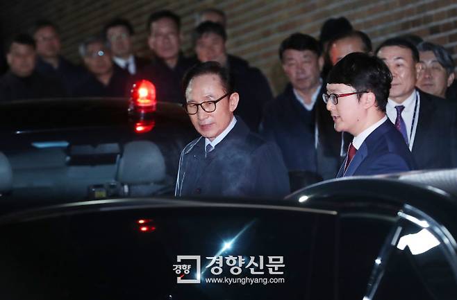 뇌물수수 등 혐의로 구속영장이 발부된 이명박 전 대통령(77)이 지난달 22일 서울 강남구 논현동 자택에서 동부구치소로 압송되고 있다. 강윤중 기자 yaja@kyunghyang.com