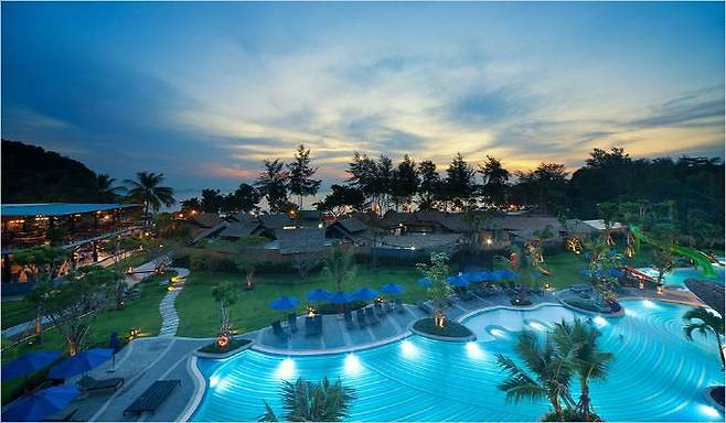 에메랄드빛 바다와 순백의 고운 해변, 열대 식물이 무성한 깨끗한 자연환경을 간직하고 있는 피피 섬에 자리한 홀리데이 인 호텔. (사진=홀리데이 인 끄라비 제공)