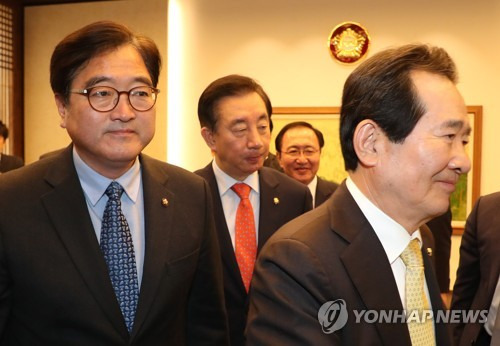 우원식-김성태, '회동을 마치고' (서울=연합뉴스) 김주형 기자 = 더불어민주당 우원식 원내대표(왼쪽)와 자유한국당 김성태 원내대표(왼쪽 두번째)가 9일 오전 국회에서 열린 국회의장이 주재한 여야 4개 교섭단체 원내대표 회동을 마치고 이동하고 있다. 오른쪽은 정세균 국회의장.      kjhpress@yna.co.kr