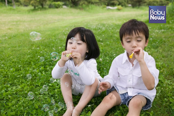 유아가 놀이를 시작하자마자 몰입상태로 되기는 어렵다. 놀이를 시작하기 시작하면 유아들은 누구와 무슨 도구로 어떻게 놀지 등을 탐색하는 단계가 있으며, 탐색하고 결정하여 놀이에 참여해 놀면서 점점 몰입하는 단계에 이른다. ⓒ베이비뉴스