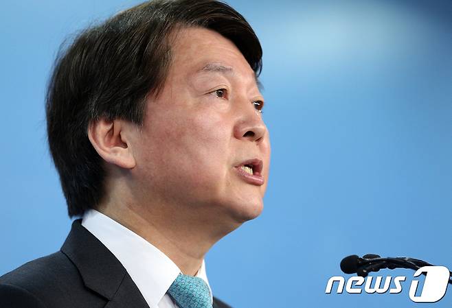 안철수 바른미래당 서울시장 예비후보가 10일 서울 여의도 국회 정론관에서 기자회견을 열고 김기식 금융감독원장 해임을 촉구하고 있다. 2018.4.10/뉴스1 © News1 신웅수 기자