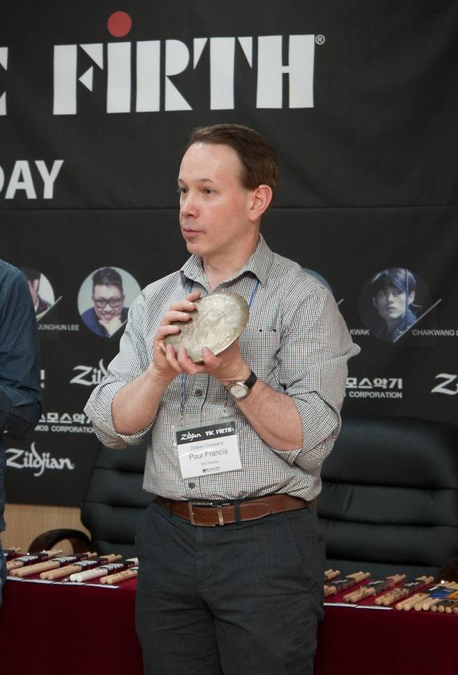 질지언 역사와 심벌 제작 공정을 설명하는 폴 프랜시스 [사진제공=코스모스악기 (C)Grimmza Lee]