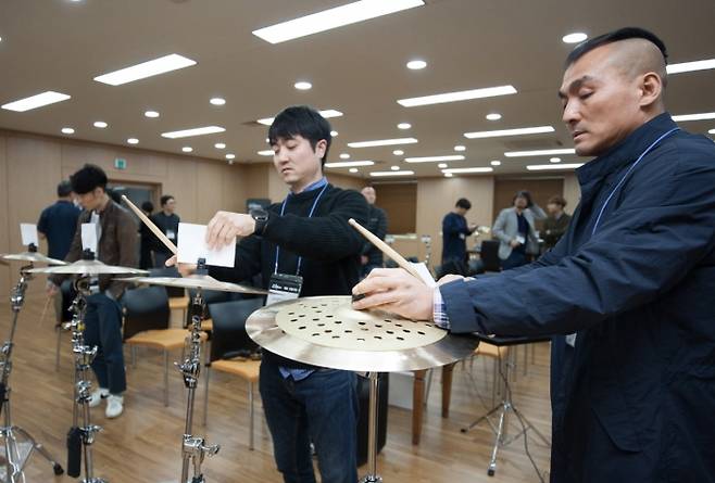 K클러스터 심벌 시연중인 드러머 이정훈(좌)과 김진원(우) [사진제공=코스모스악기 (C)Grimmza Lee]