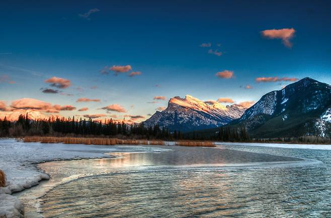 겨울 버밀리온 호수와 런들산이 만들어낸 캐내디언 로키의 아름다움 풍광./ⓒShutterstock_BGSmith
