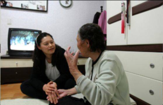 어르신이 거주하는 집으로 찾아와 개인, 신체활동 및 가사지원 등을 해주는 방문요양서비스. [사진 프리랜서 공정식]