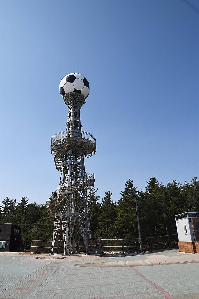 정상부에 축구공 모양의 조형물이 올려져 있어 인상적이다. 중간의 전망대까지 올라갈 수 있다.  ⓒ홍순율