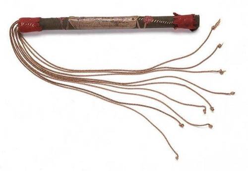 '구교묘 채찍'은 갑판에서 사람들을 이동시키거나 하갑판에 적재할 때 사용됐고 음식 거부나 폭동 시도와 같은 모든 위반행위에 대한 처벌에도 쓰였다. 끝에 매듭이 지어진 아홉 가닥의 꼬리는 매질당하는 사람의 피부를 찢고 고통을 극대화하기 위해 고안됐다.[갈무리출판사 제공]