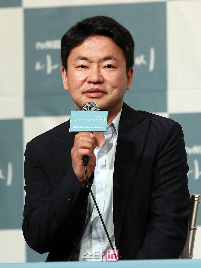 [이데일리 스타in 노진환 기자] 김원석 감독이 11일 오후 서울 영등포구 타임스퀘어에서 열린 tvN 수목드라마 ‘나의 아저씨’ 기자간담회에 참석해 소감을 밝히고 있다.