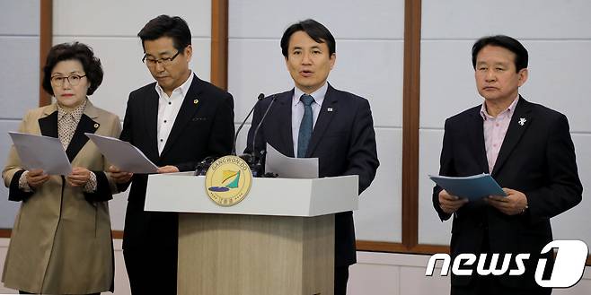 김진태 자유한국당 국회의원을 비롯한 자유한국당 강원도의원들이 11일 오후 강원도청 브리핑룸에서 기자회견을 열고 레고랜드 사업 지연에 따른 최문순 도지사 사퇴를 촉구하고 있다. 왼쪽부터 김금분 도의원, 최성현 도의원, 김의원, 안상훈 도의원. 2018.4.11/뉴스1 © News1 김경석 기자