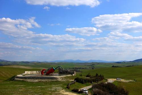 고추 조형물이 인상적인 라야티코 ‘침묵의 극장’ 무대. 이정국 기자